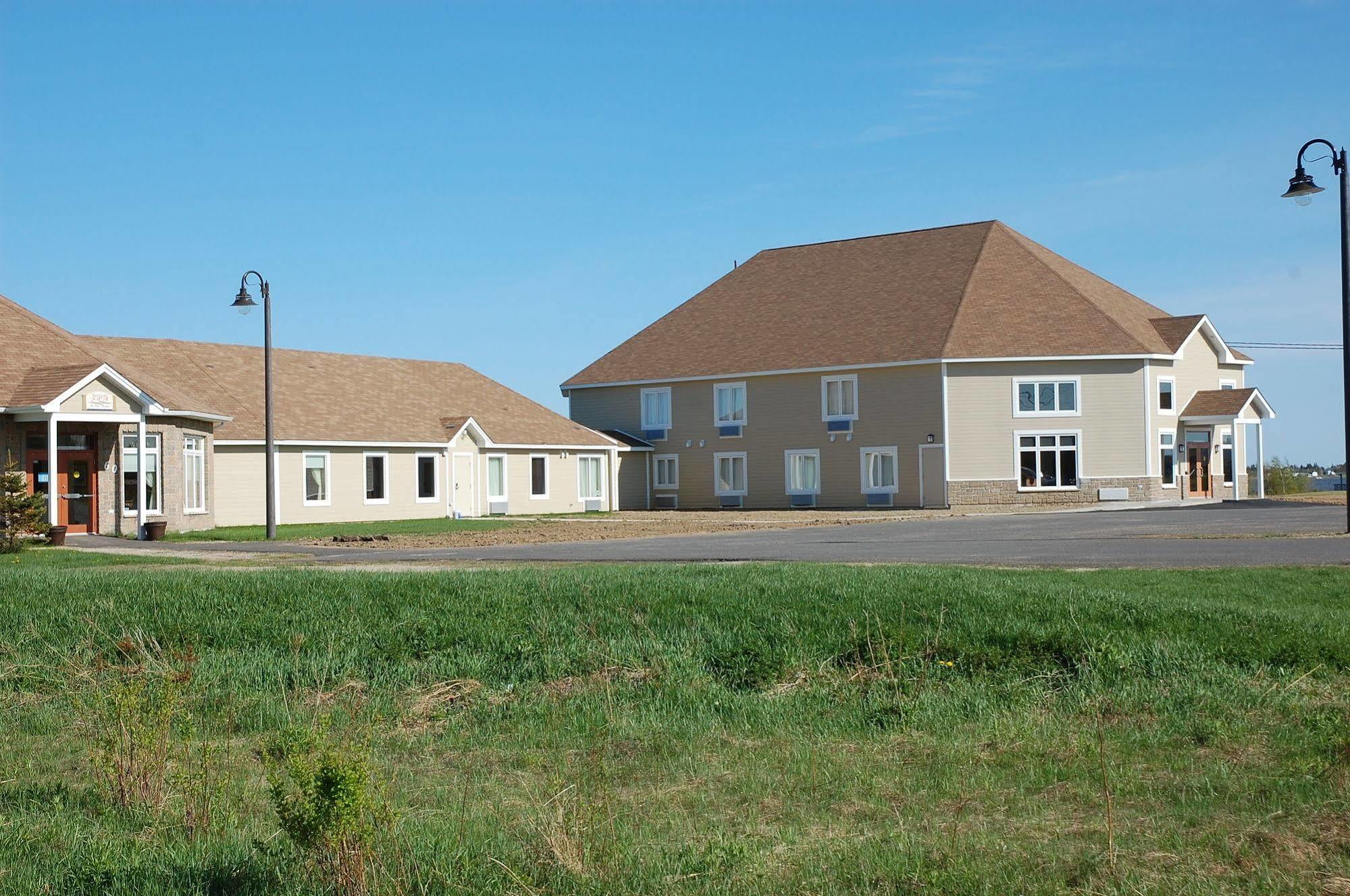 Villegiature Deux Rivieres Resort Tracadie エクステリア 写真